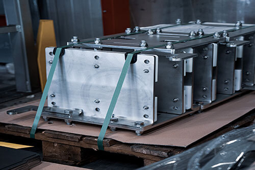 HG Metalltechnik Krumbach GmbH - Fertige Metallwerkstücke auf Palette fertig zur Auslieferung