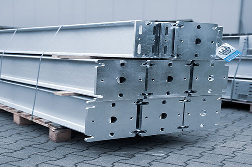 HG Metalltechnik Krumbach GmbH - Fertige große Metallträger auf Palette bereit zum Abtransport