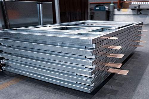 HG Metalltechnik Krumbach GmbH - Große fertige Rahmen auf Palette bereit für Kundenauslieferung